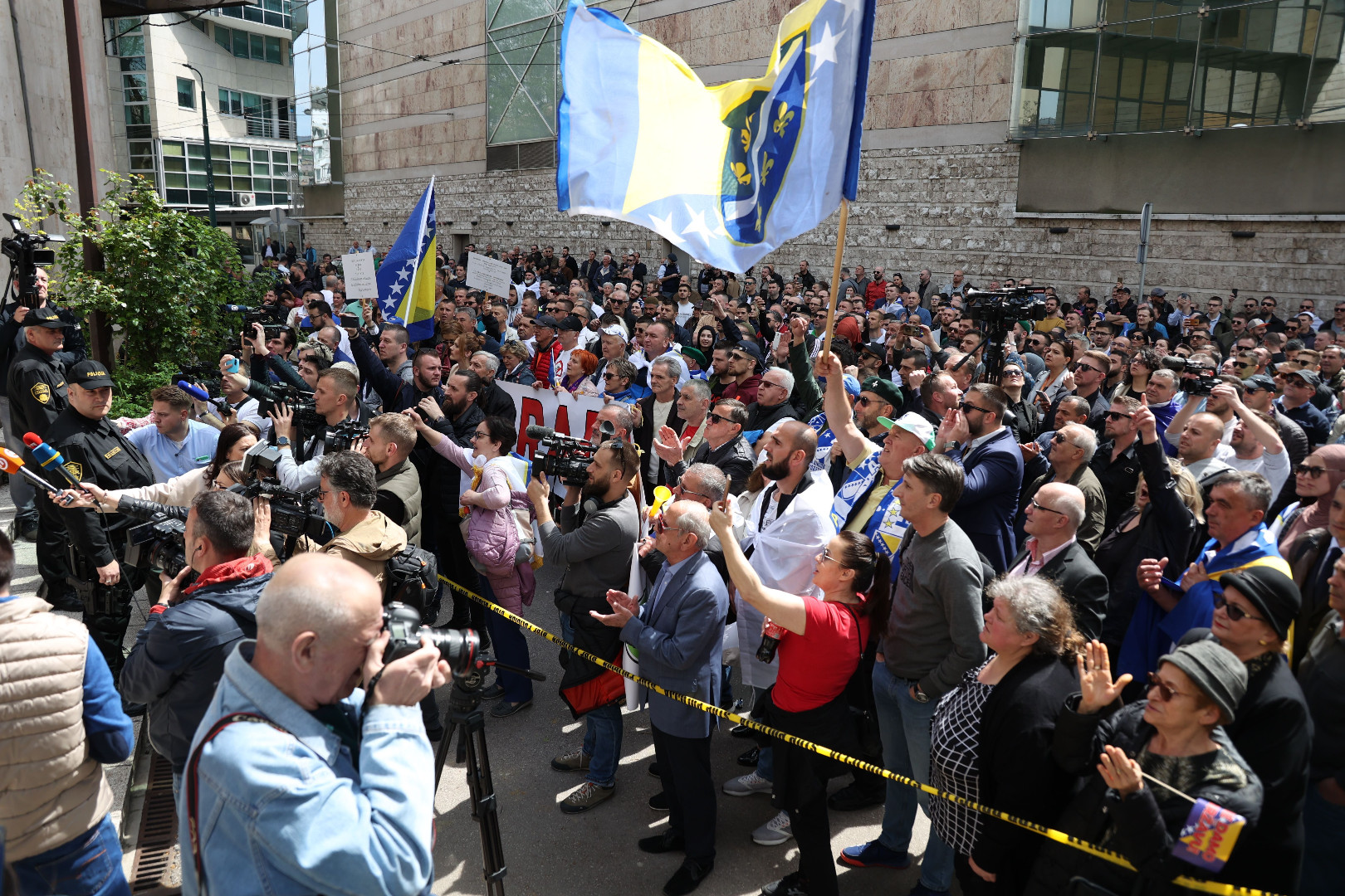 Počeli protesti ispred Parlamenta FBiH