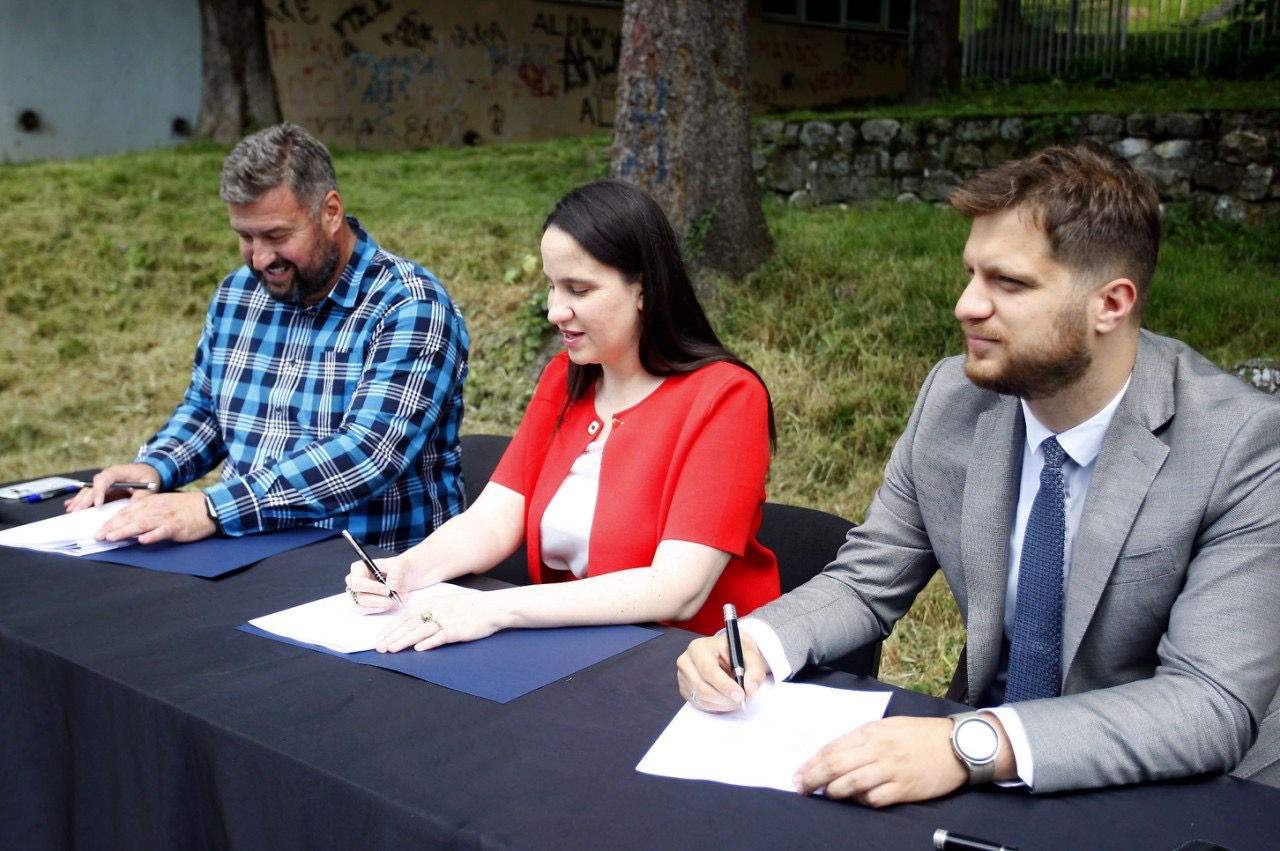 Počinju radovi na sanaciji terena i dječijeg igrališta u sklopu MZ Medrese