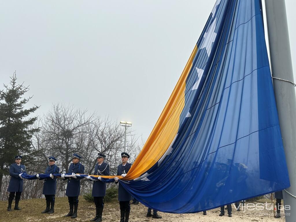 Podizanjem zastave na Humu počelo obilježavanje Dana nezavisnosti BiH