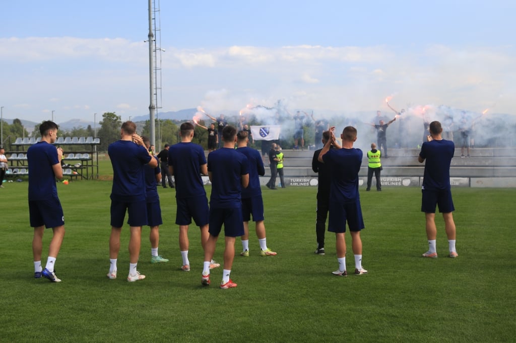 Podrška navijača na treningu Zmajeva