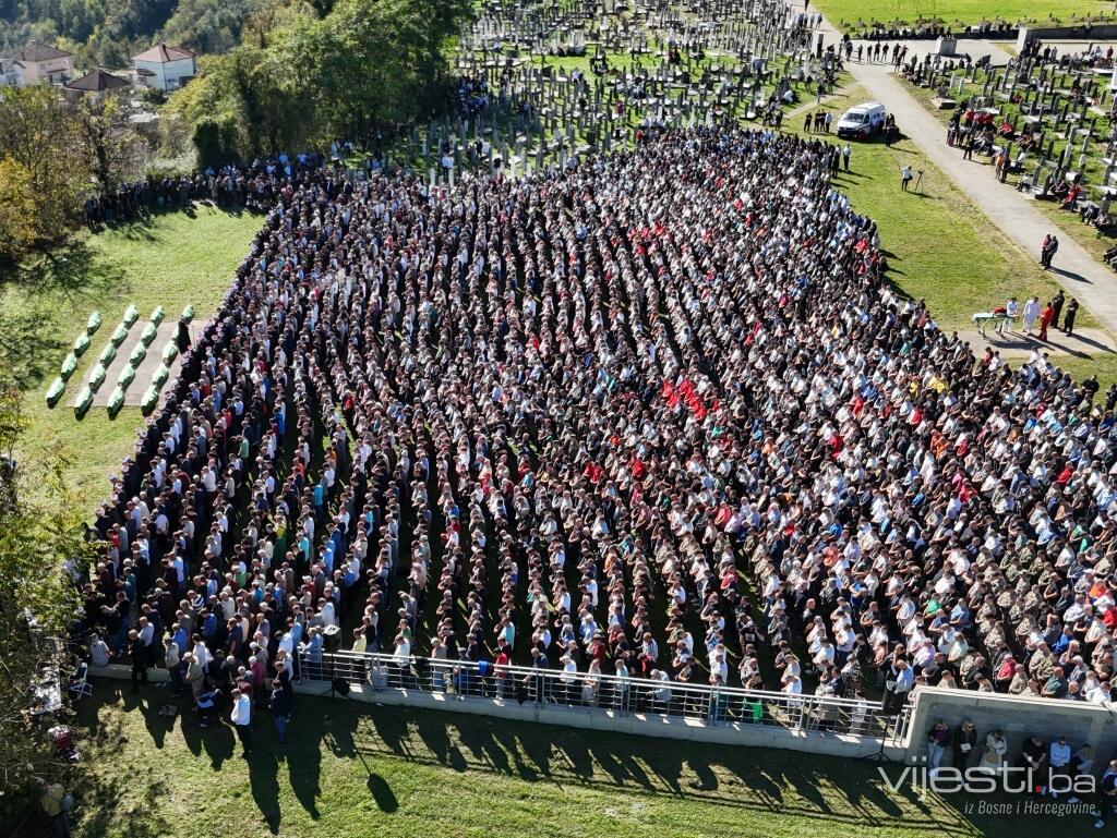 Pogledajte kako je hiljade ljudi klanjalo dženazu žrtvama poplava u Jablanici