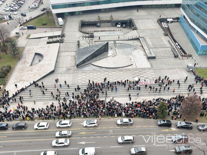 Pogledajte kako je iz zraka izgledao protest u Sarajevu