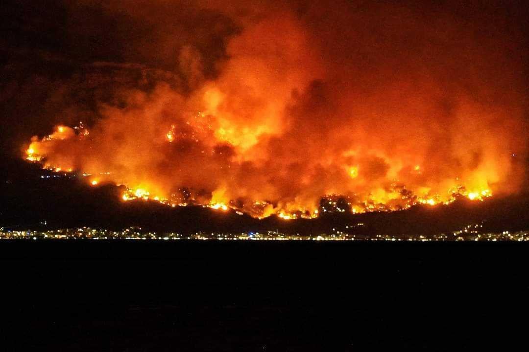 Pogledajte kako je stravična buktinja u Tučepima izgledala s Hvara