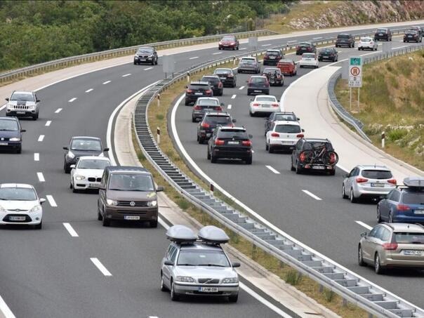 Pojačan promet i gužve pred vikend na gradskim prilazima i graničnim prelazima