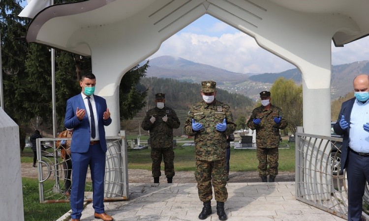 Polaganjem cvijeća na mezarje Kolijevke u Goraždu obilježen Dan Armije RBiH