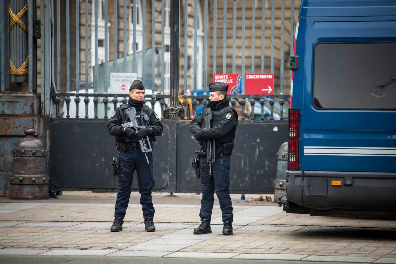 Policajac u Parizu izboden nožem