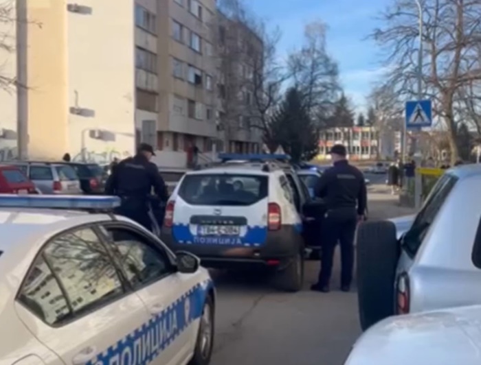 Policija odvezla dvije osobe iz zgrade u kojoj je pronađeno tijelo