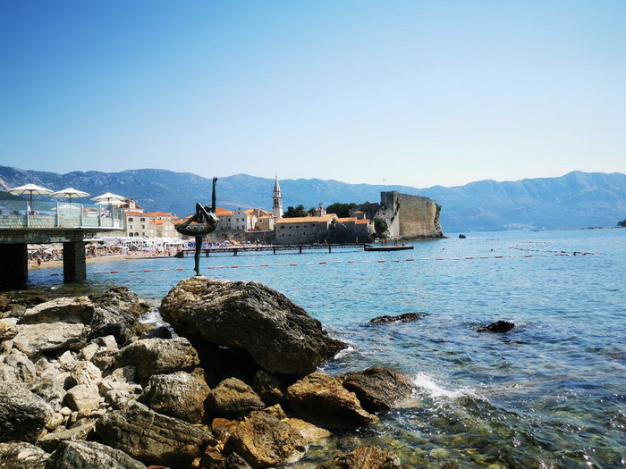 Policija traga za državljaninom Srbije osumnjičenom za silovanje žene na plaži u Budvi