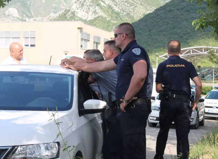 Policija u Mostaru od muškarca oduzela drogu, oružje i municiju