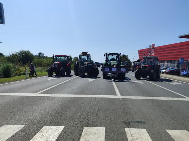 Poljoprivrednici Orašja i danas na cesti, najavili blokadu granice