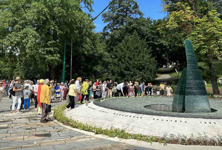 Položeno cvijeće na Spomenik ubijenoj djeci opkoljenog Sarajeva