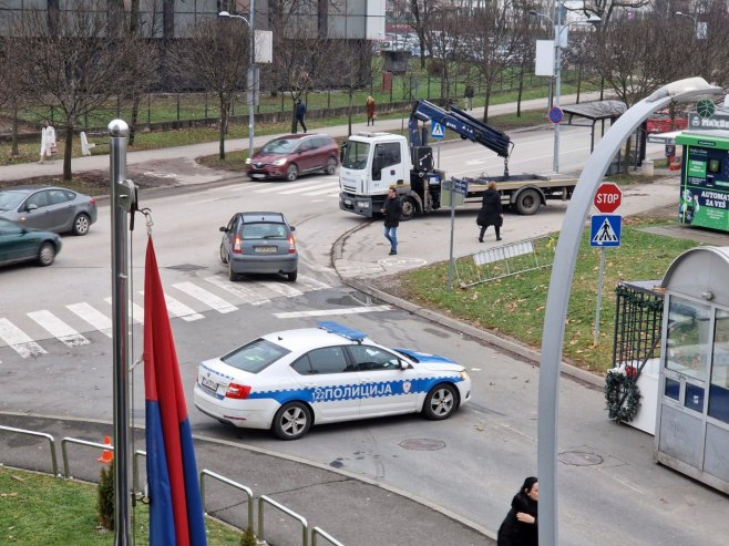 Pomjereno 'pauk' vozilo sa Trga Republike