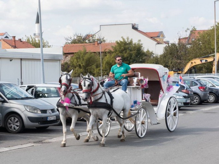 Ponosni tata u bijeloj kočiji dočekao mamu i bebu ispred porodilišta u Bijeljini