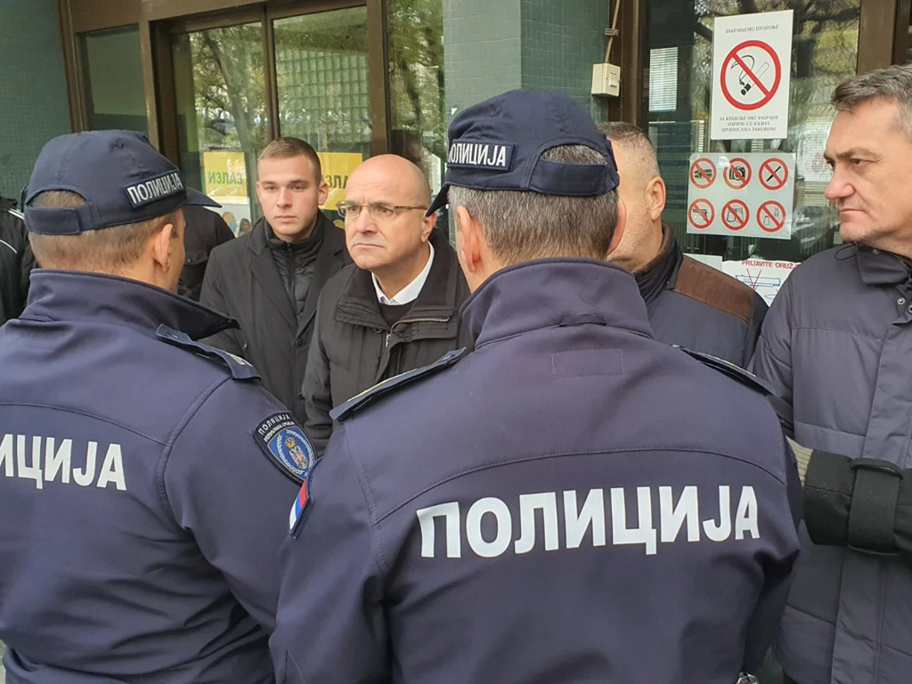 Poslanici blokirali zgradu suda u Novom Sadu, policija u opremi za razbijanje demonstracija