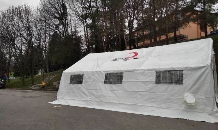 Postavljen trijažni punkt ispred Službe za infektivne bolesti KB u Zenici