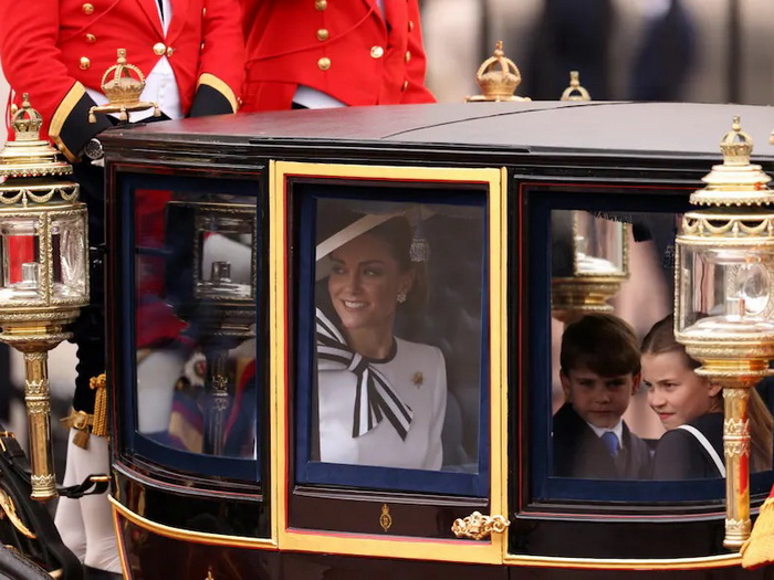 Povratak Kate Middleton, pojavila se s djecom u bajkovitoj kočiji