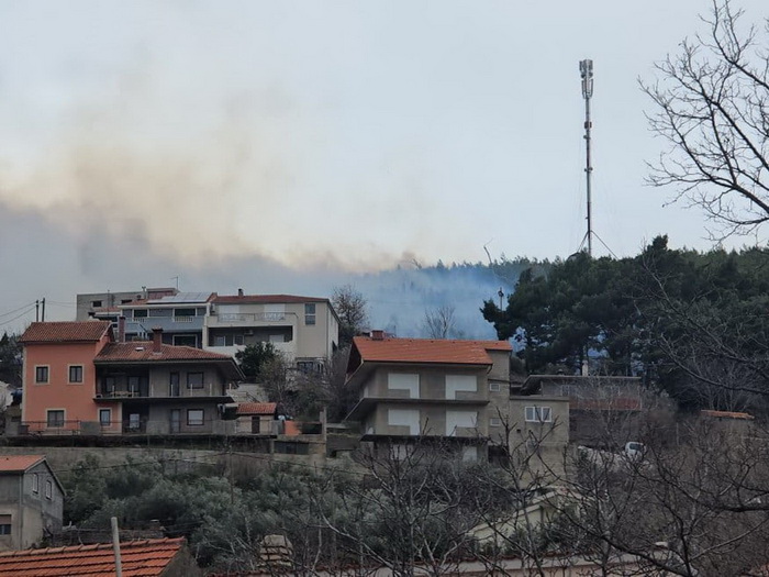 Požar kod Splita u blizini kuća, jak vjetar otežava gašenje