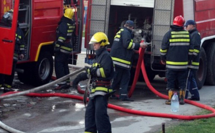 Požar na Bistriku: Gori kuća, vatrogasci na terenu