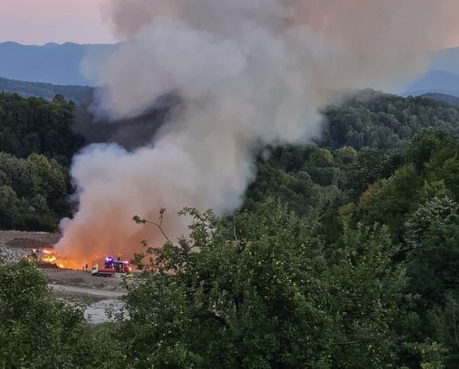 Požar na gradskoj deponiji u Tuzli: Vatrogasci na terenu