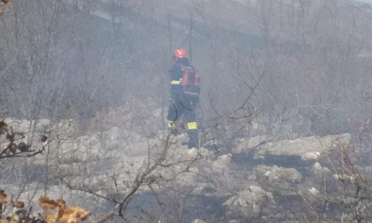 Požar na Rujištu kod Mostara ugrozio 50-ak objekata, zatražena međunarodna pomoć