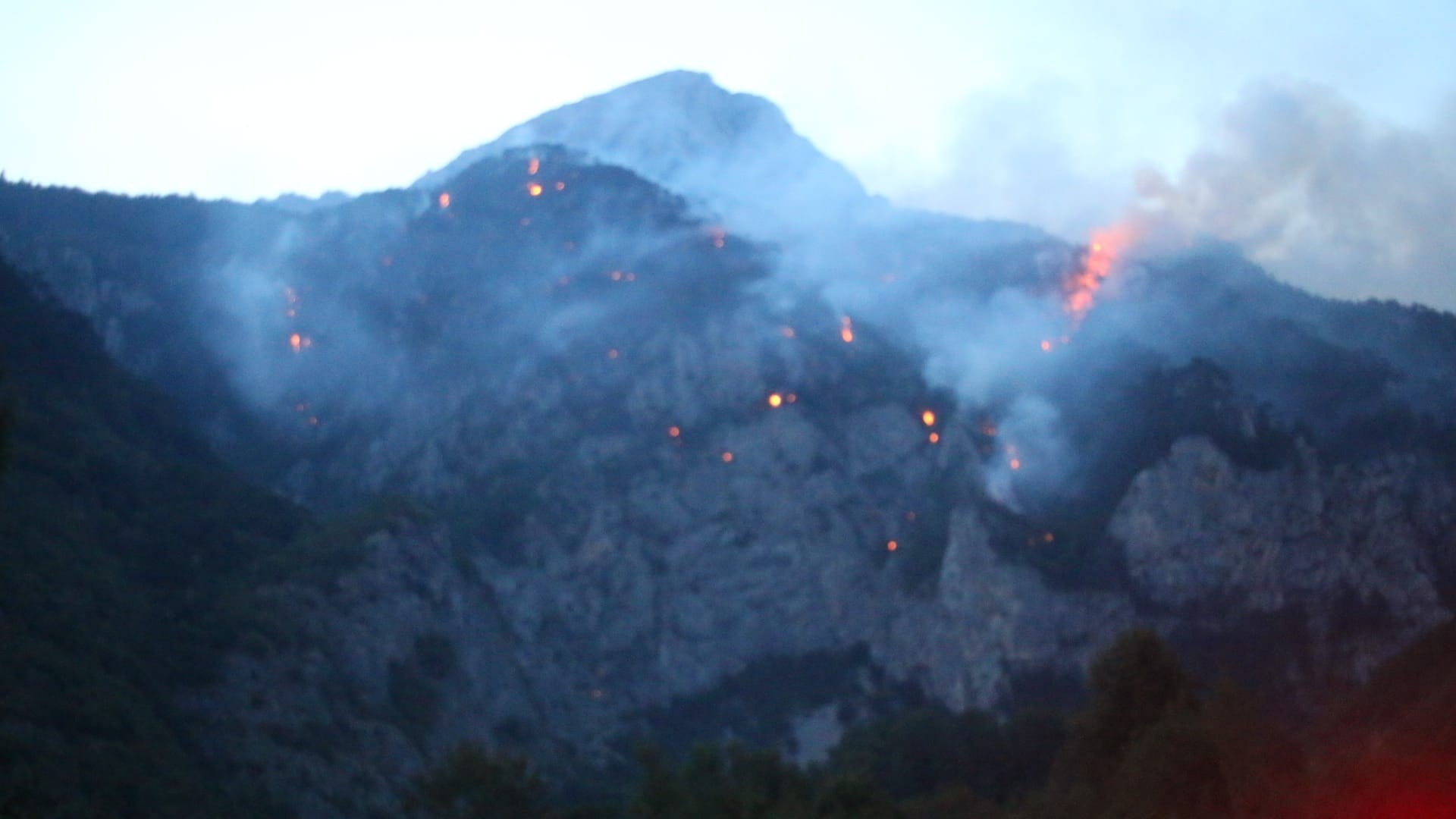 Požar na Tjentištu prijeti da ugrozi put Foča-Gacko