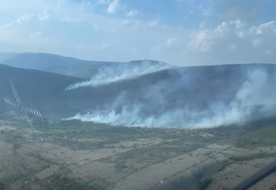 Požar u Ljubinju pod kontrolom, u gašenju učestvuje i helikopter