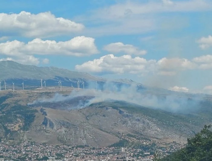 Požari zahvatili područje Mostara: Vatrogasci na Fortici, Malom Polju i Baćevićima