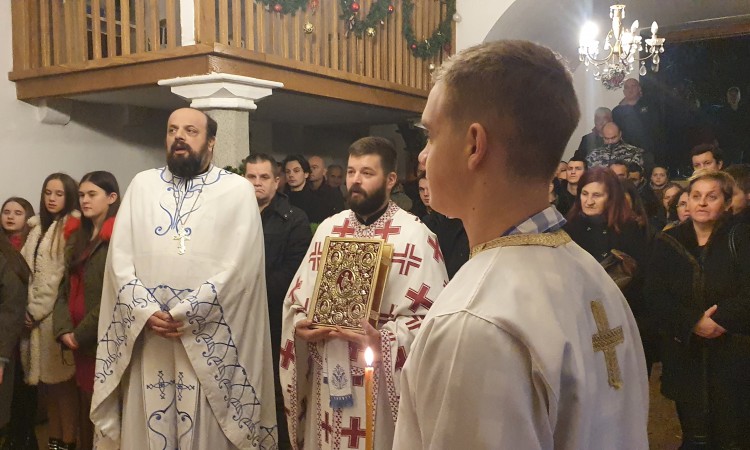 Pravoslavni vjernici u Mostaru dočekali Božić na ponoćnim liturgijama