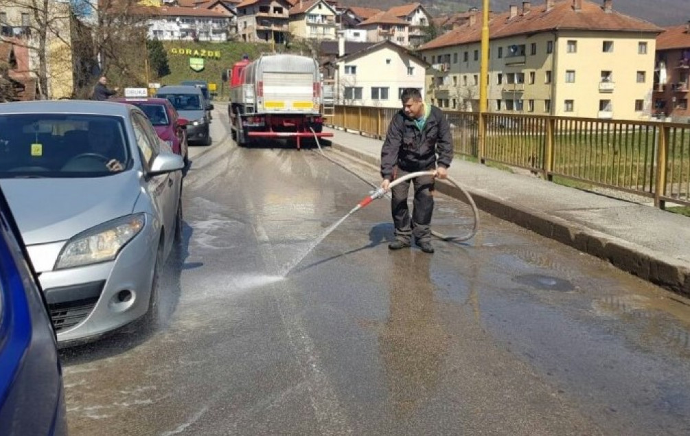 Preduzeće Rad svakodnevno čisti i pere ulice i javne površine u KS-u