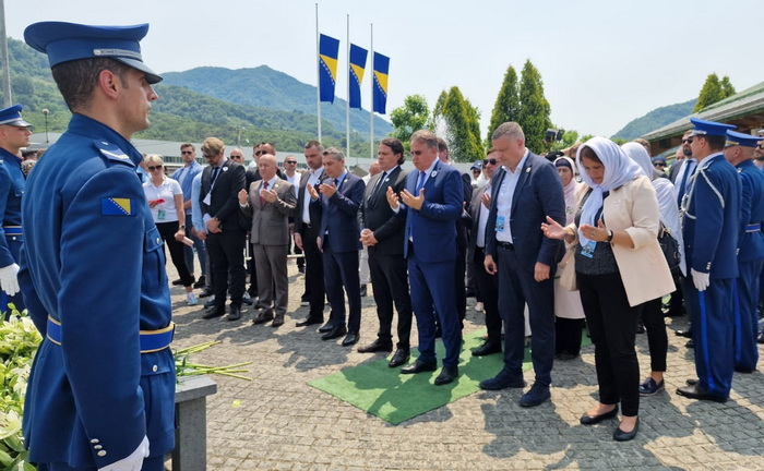 Premijer Nikšić u Potočarima: Da se nikad više i nikome ne ponovi