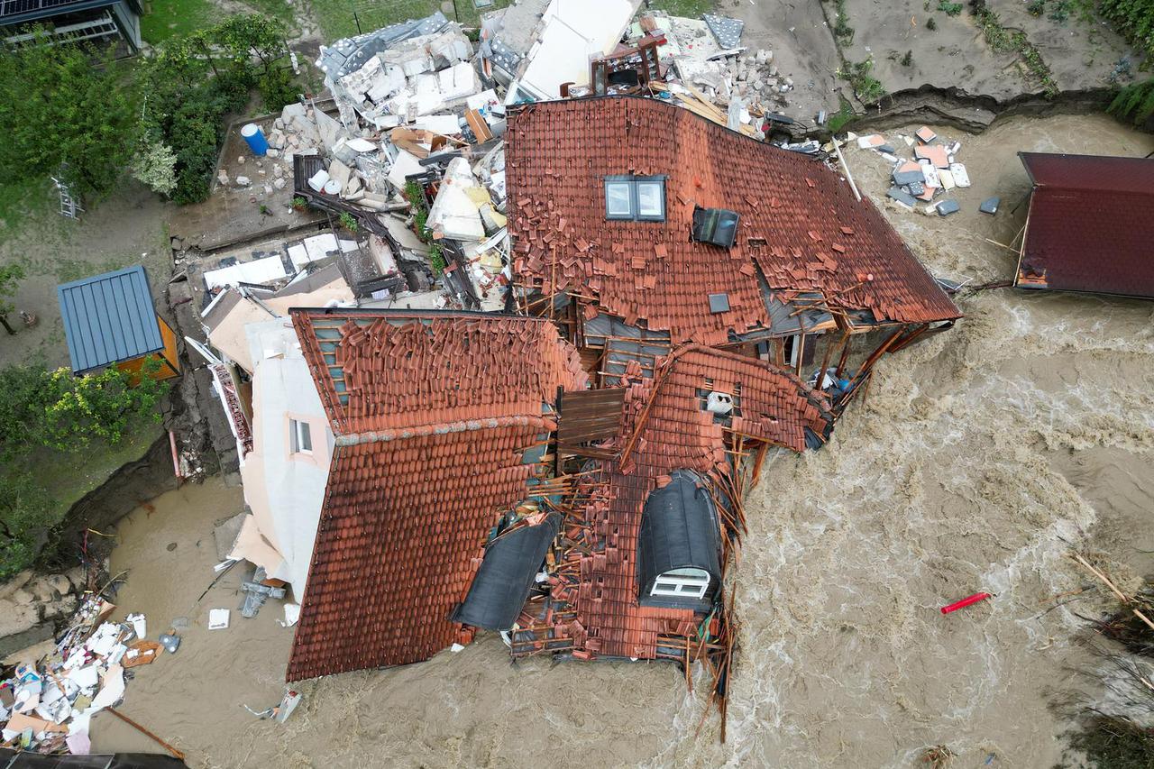 Video / Premijer Slovenije: Šteta od poplava iznosi nekoliko milijardi eura