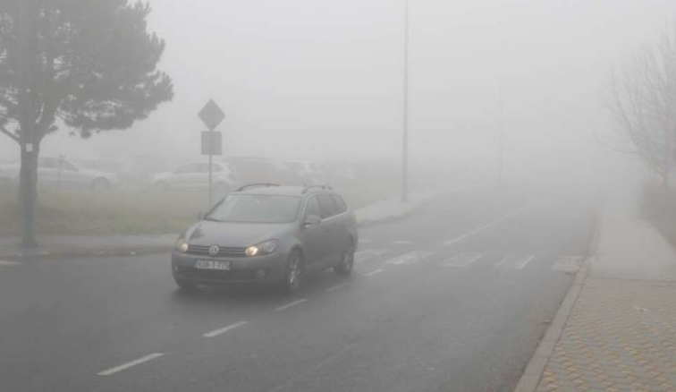 Pretežno mokar kolovoz, smanjena vidljivost zbog magle, na pojedinim dionicama i do 50 metara