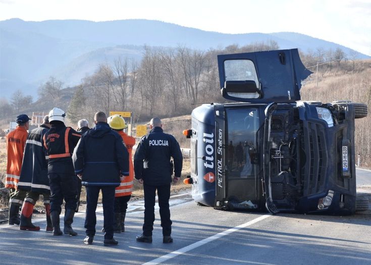 Prevrnula se cisterna kod Bugojna: Curi gorivo, policija na terenu