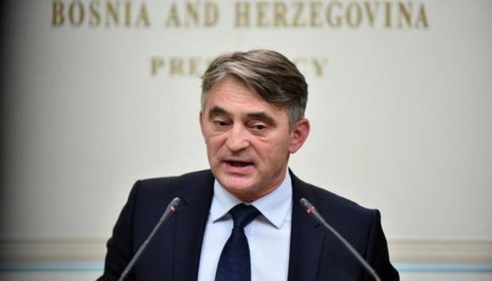 Crna pička i magarca jebote