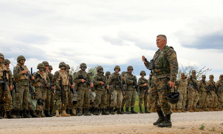 Pripadnici OS SAD-a pripremaju se za pokret vozila i opreme