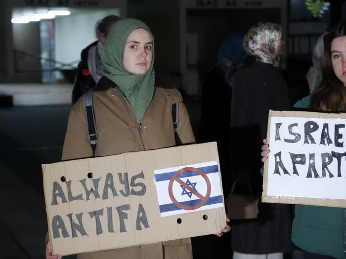 Protest građana u Sarajevu zbog hokejaške utakmice BiH - Izrael