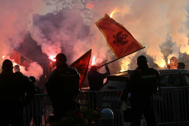 Protest ispred Skupštine Crne Gore zbog zakona o predsjedniku