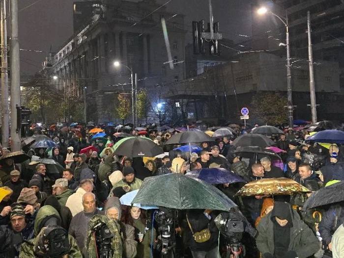 Završen protest u Beogradu, katanci na Predsjedništvu, zahtjeve će predati Skupštini