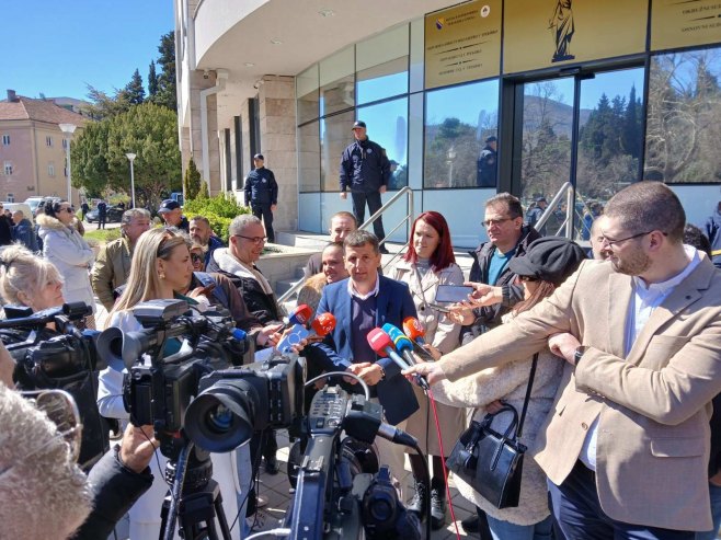 Protest u Trebinju nakon paljenja automobila Nebojše Vukanovića