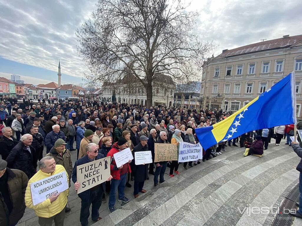 Protest u Tuzli: Penzioneri izašli na ulice