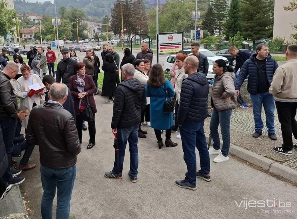 Protest u Tuzli: Platili stanove, ali u njih ne mogu useliti