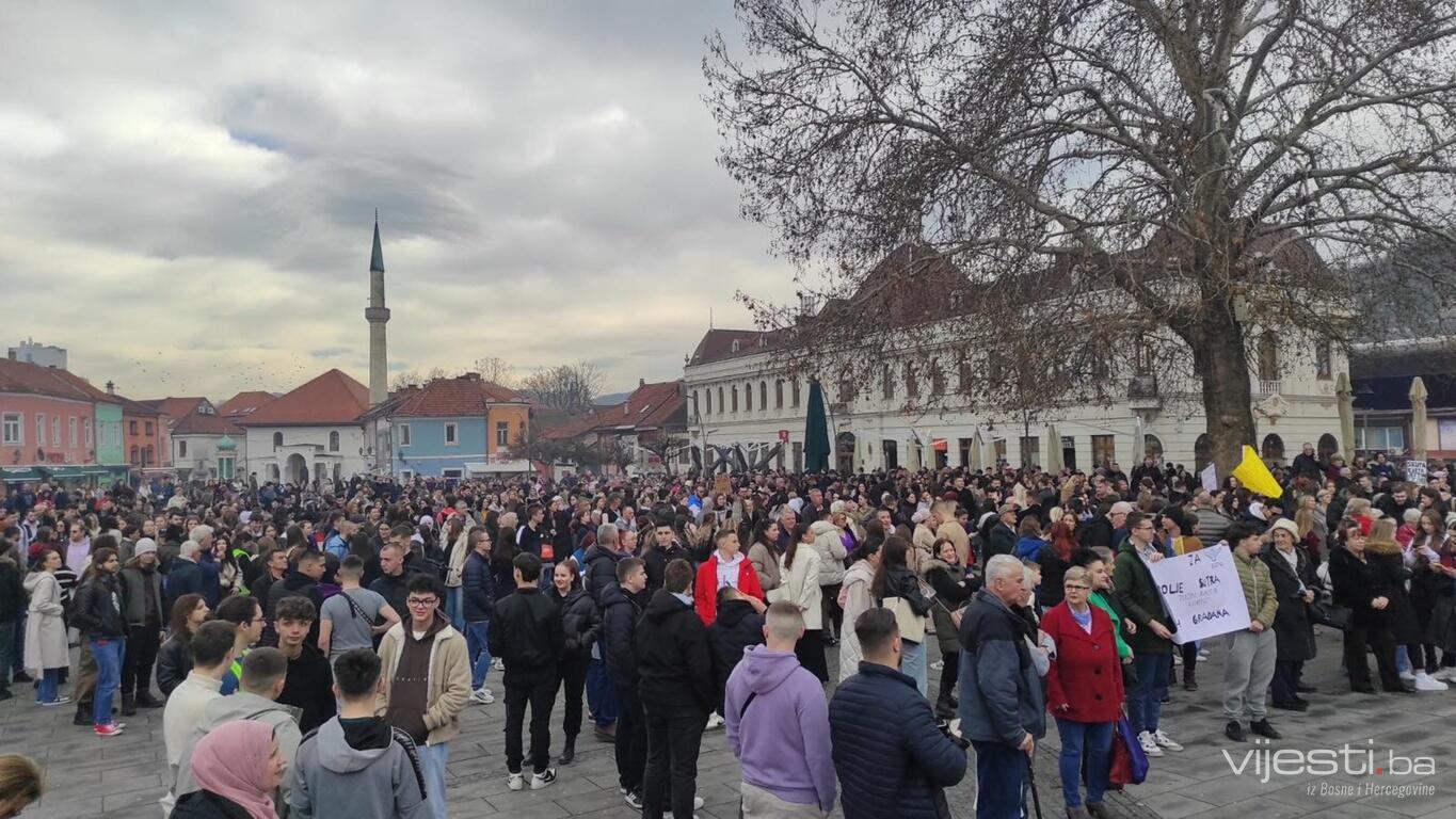 Protest u Tuzli: Više od 2.000 mladih protiv poskupljenja javnog prevoza