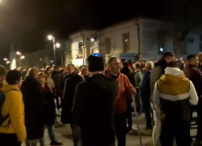 Protest zbog napada na studente u Čačku, demonstranti razvalili vrata SNS-a