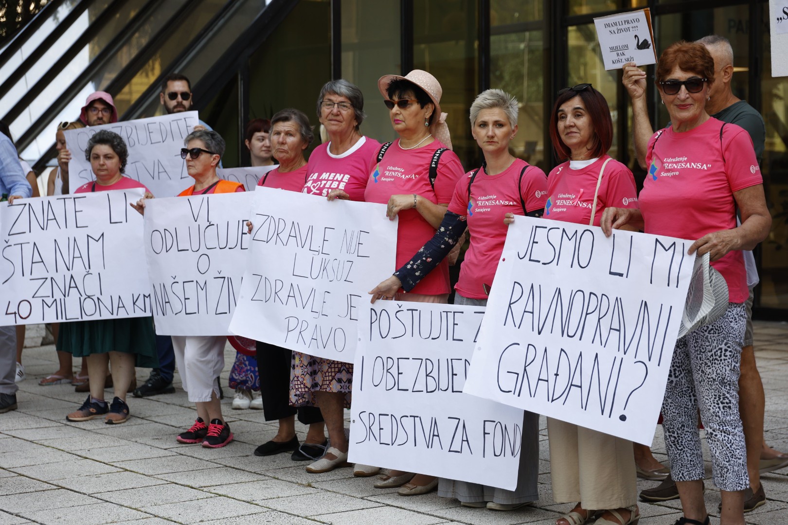 FOTO / Protesti ispred Parlamenta Federacije BiH: 'Zdravlje nije luksuz'