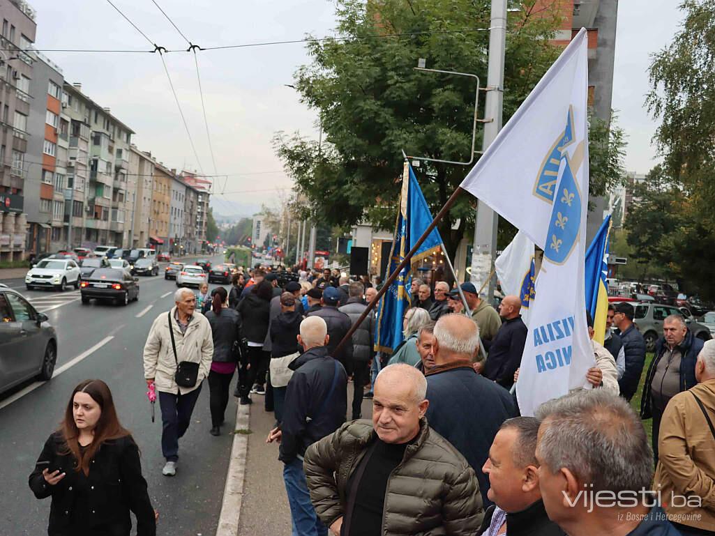 Protesti ispred OHR-a, intelektualci optužili Schmidta za 'antibosansko djelovanje'