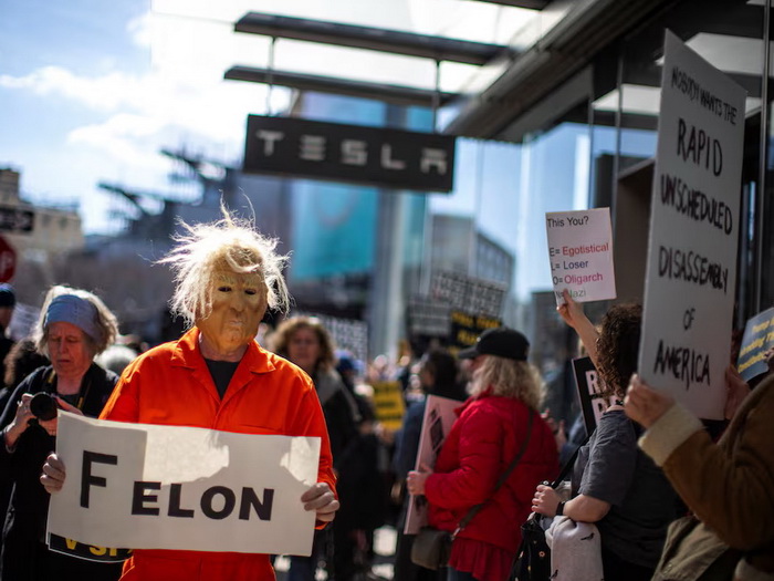 Protesti protiv Muska ispred Teslinog salona u New Yorku, devet osoba uhapšeno