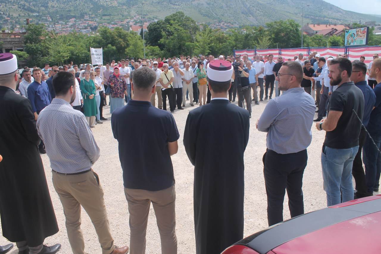 Protesti u Mostaru zbog gradnje Hrvatskog kazališta na vakufskoj imovini