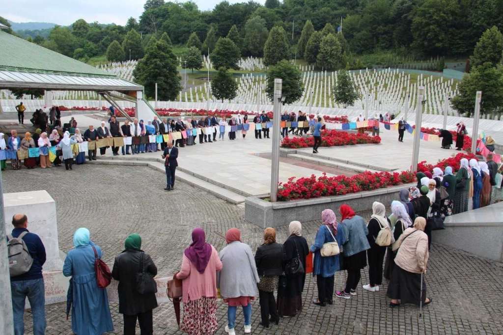 Prvi put Majke Srebrenice u Potočarima održale mirni protest