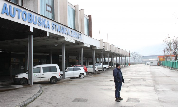 Radnici Zenicatransa na birou, Autobuska stanica čeka uključenje struje