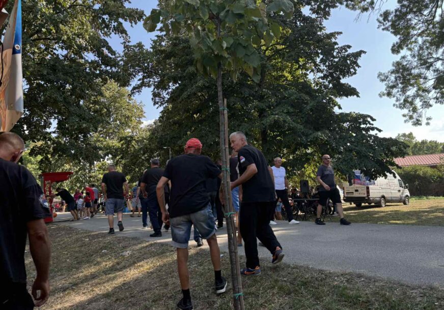 Ratni veterani izviždali Dodika, on im pokazao srednji prst 